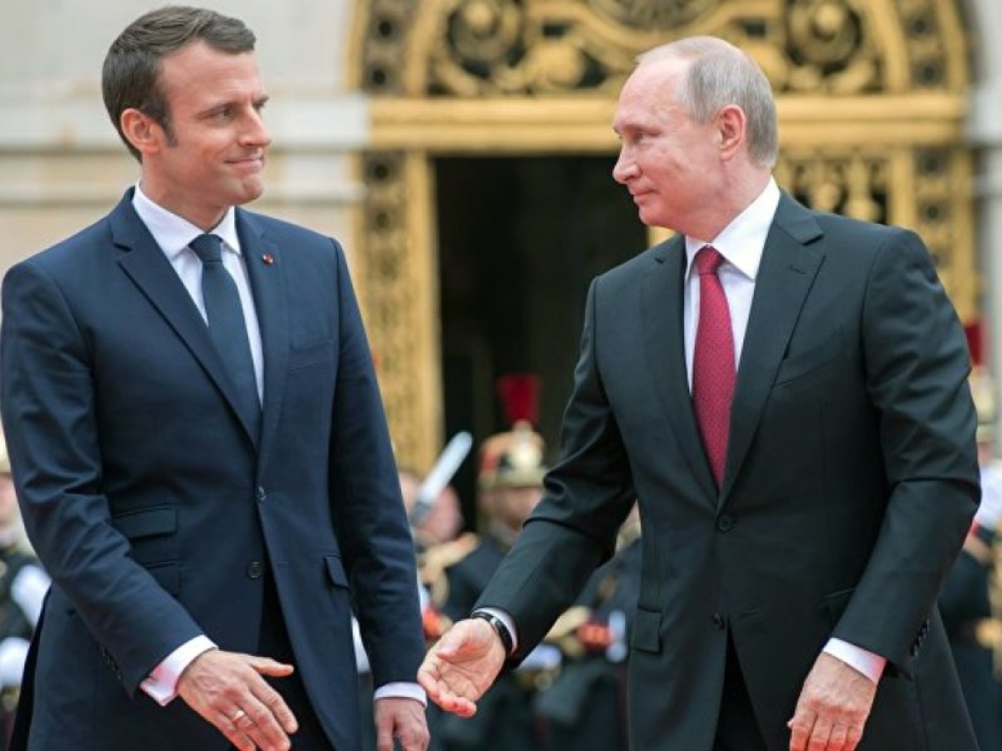 Стремление Макрона к сближению с Россией может расколоть ЕС